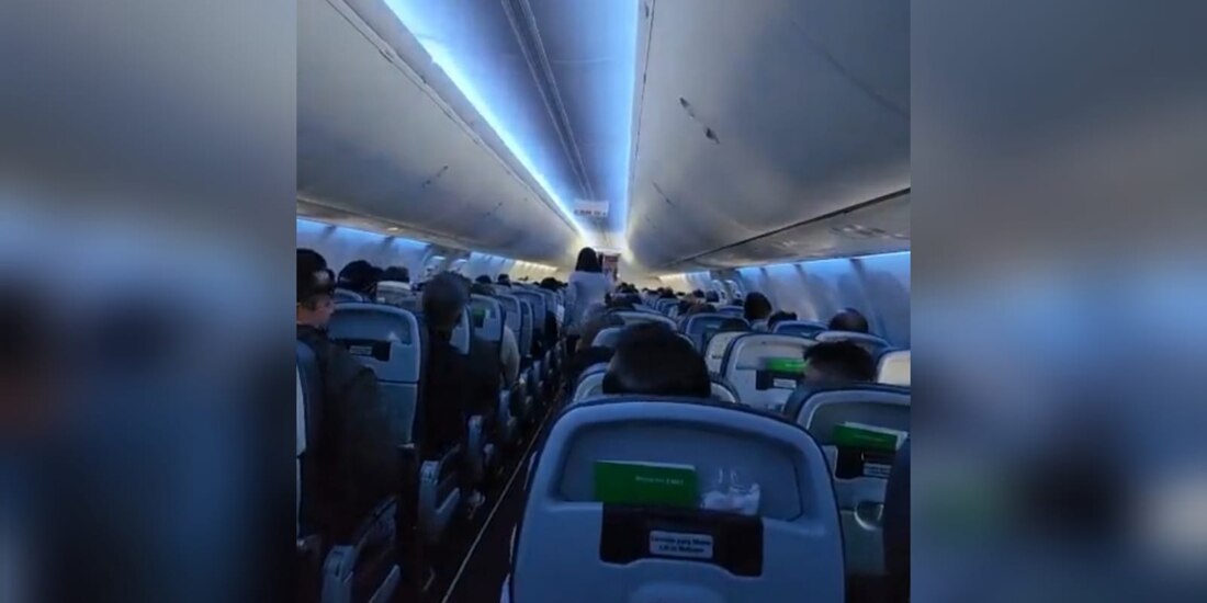 Mujer increpa a AMLO en vuelo a Yucatán; "me manifiesto por amor a México", le dice.