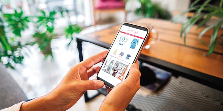 Un consumidor revisa las ofertas de este Buen Fin 2025.