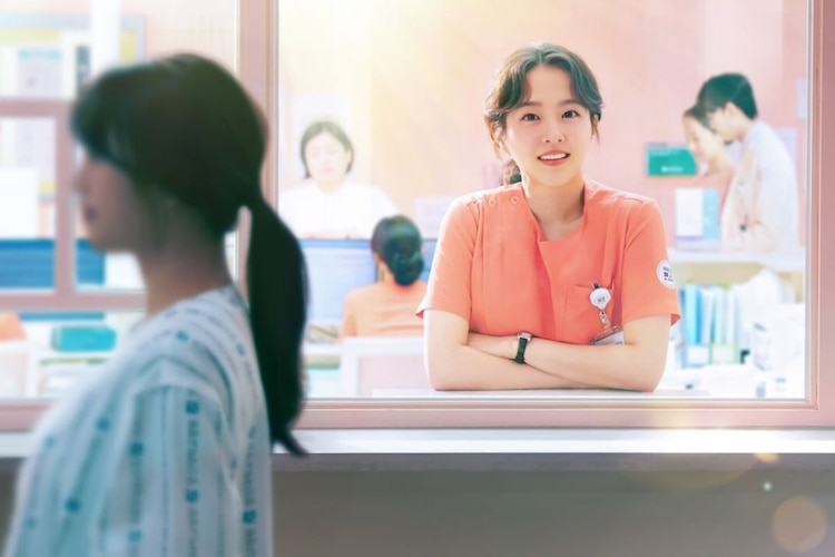 "Una dosis diaria de sol" sigue la historia de Jung Da-eun, una enfermera transferida al departamento de psiquiatría y que es interpretada por Park Bo-young.