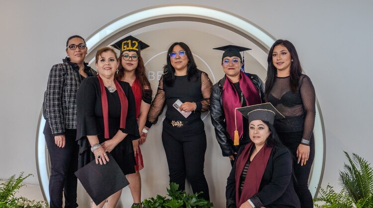 Mujeres inmortalizando su fortaleza y valentía después de concluir sus estudios.