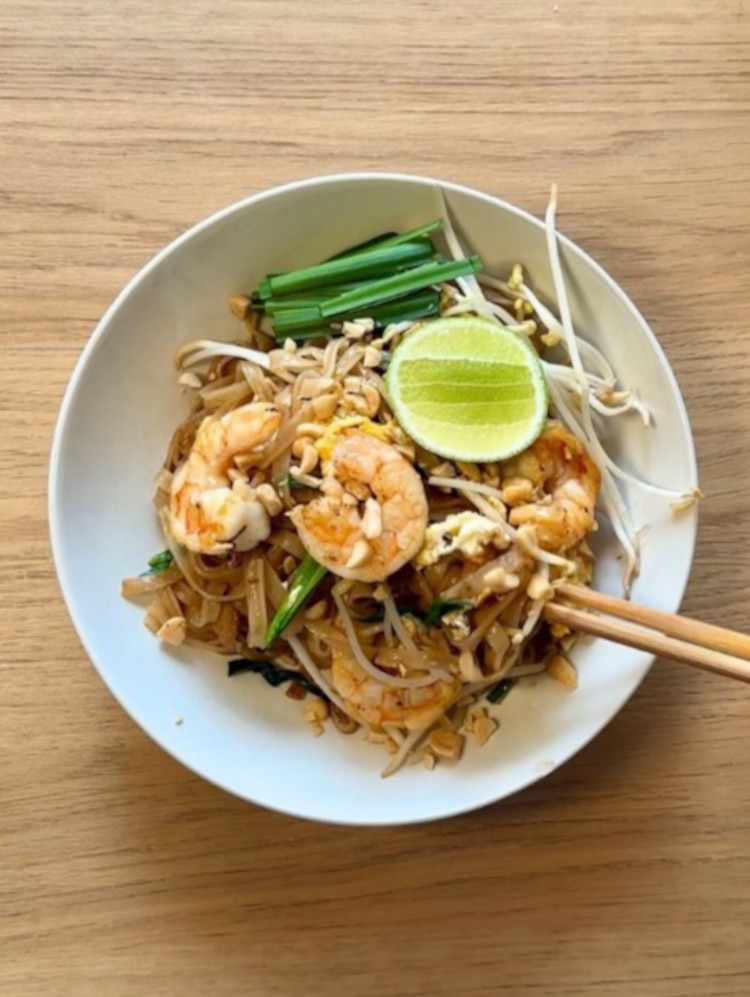 Bangkok │ La gastronomía tailandesa ofrece una sinfonía de sabores, que van desde lo dulce, ácido, salado y hasta picante, todo impregnado de hierbas aromáticas y especias. En la capital, los mejores lugares para comer son los callejones ocultos y los mercados locales.