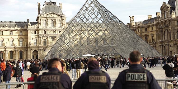 DETIENEN A DOS POR ROBO
HISTÓRICO EN EL LOUVRE