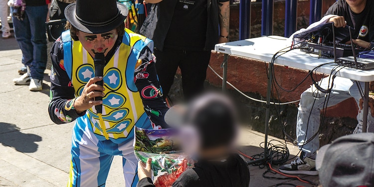 Un payaso da un regalo a un niño tras una dinámica.