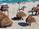 Elementos de la Policia Federal vigilan las playa de este destino turístico donde miles de vacacionistas ya se encuentran para disfrutar la Semana Santa
