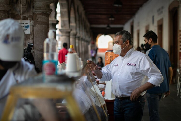 Raúl Morón estuvo en Pátzcuaro el pasado viernes y aprovechó para visitar el Portal de las Nieves.