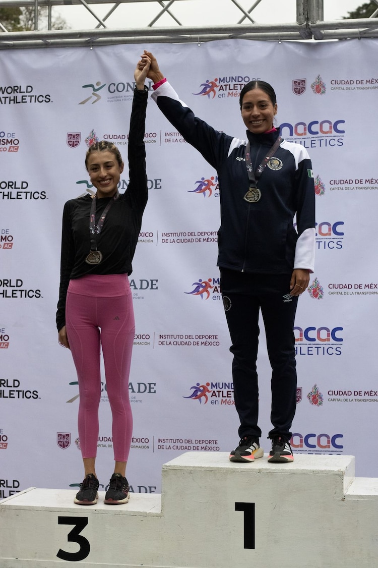 Alejandra Ortega y Karla Serrano celebran tras la competencia.