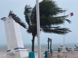 QUINTANA ROO: En Playa del Carmen, decenas de calles quedaron anegadas, se reportaron árboles y postes caídos.