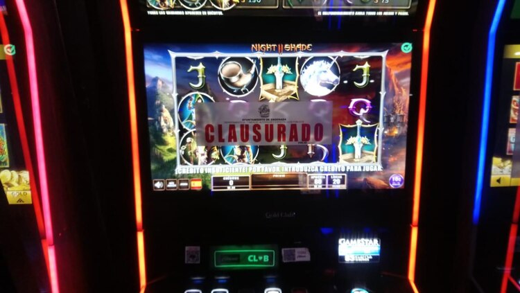 Algunos medios locales apuntan que se colocaron 55 sellos de clausura, mientras que otros registran que solo fueron 25