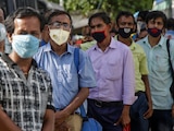 Personas con cubrebocas esperan en una cola en una estación de autobuses en Kolkata, India, el 17 de julio de 2020.