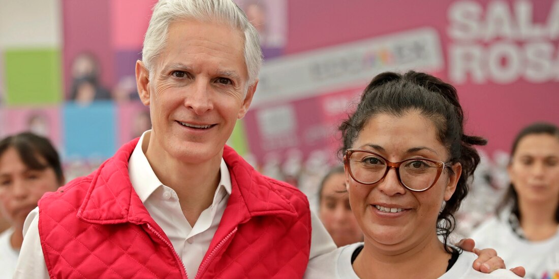 El gobernador Alfredo Del Mazo, ayer, en Zumpango, con una beneficiaria.