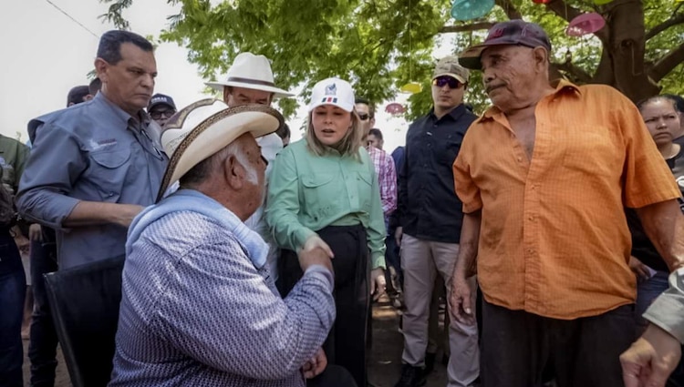 Las cuadrillas de asistencia humanitaria coordinadas por el Sistema DIF estatal y Mercedes Ibarra distribuyeron insumos básicos y agua potable.