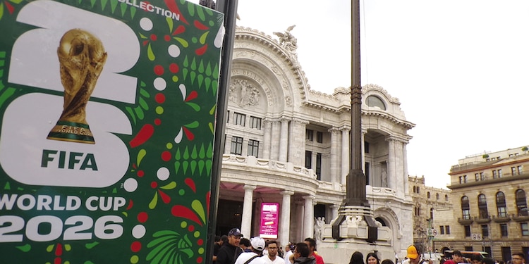 Diariamente cientos de personas se dan cita para intercambiar estampas.