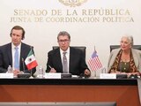 La presidenta de la Mesa Directiva, Olga Sánchez Cordero y el presidente de la Jucopo Ricardo Monreal, recibieron a una delegación del Congreso de los EU