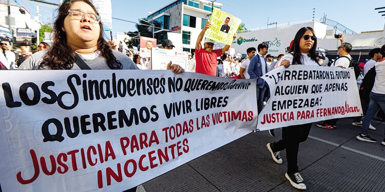 Personas marchan para exigir justicia por el asesinato de Fernando Alan en Culiacán, Sinaloa, el 25 de enero.