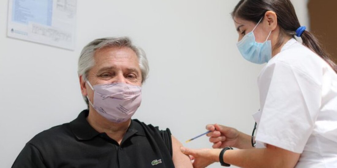 Dos días después de que se confirmara su positivo al virus, pese a estar vacunado con la dosis de Sputnik V, Fernández se mantiene estable y asintomático.