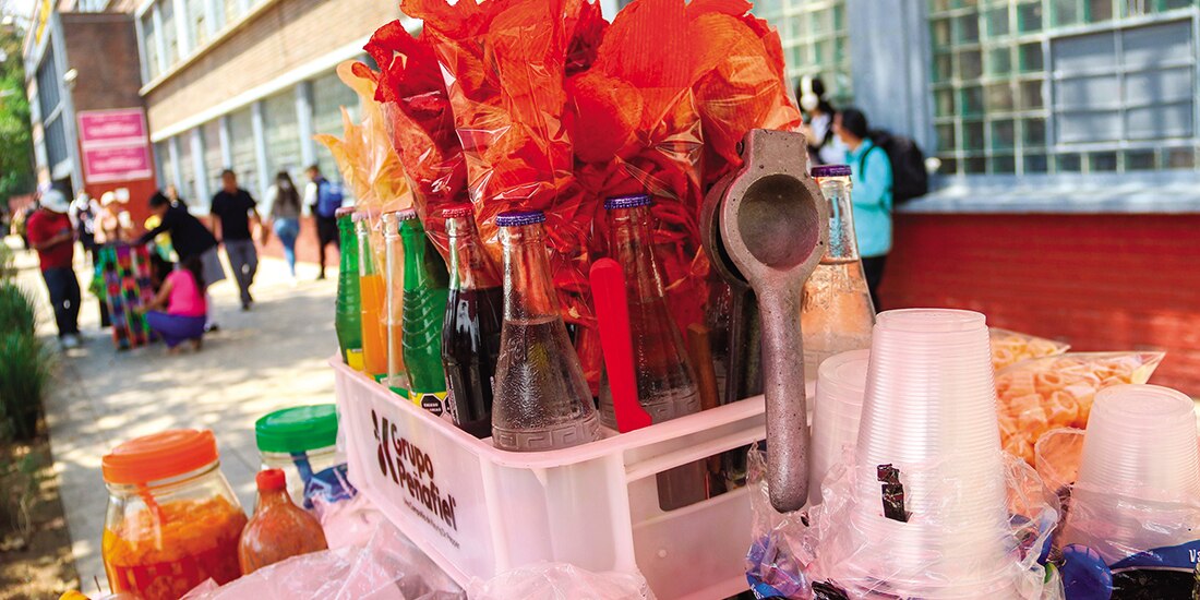 Venta de comida chatarra afuera de una escuela de la Ciudad de México, en imagen de archivo.