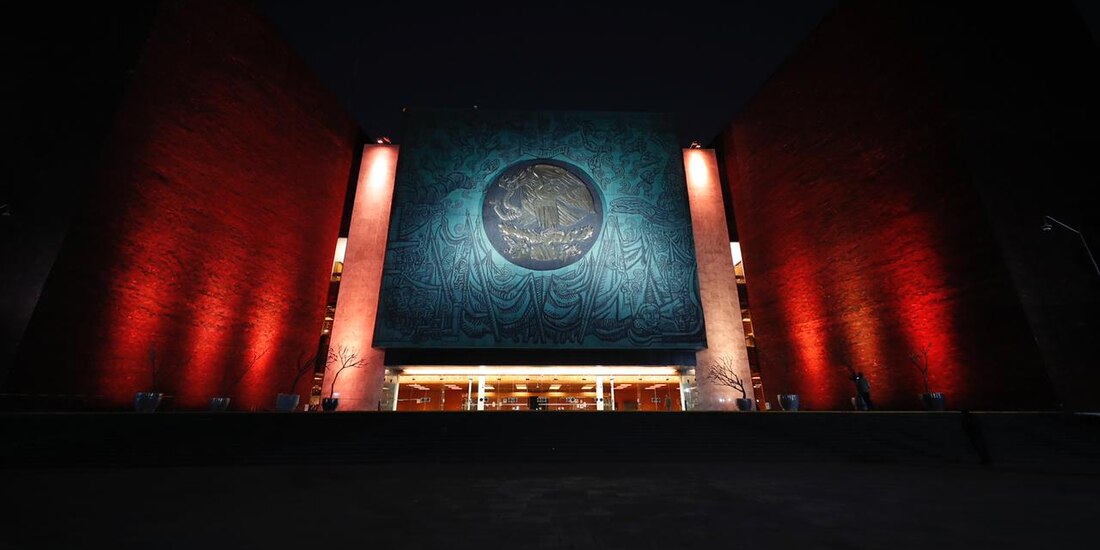 La Cámara de Diputados iluminó el Palacio Legislativo de San Lázaro de color naranja con motivo del Día Mundial contra el Cáncer