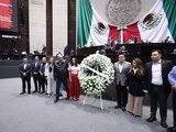 Grupo parlamentario del PRI en Camara de Diputados asiste con una corona florar donde se lee la leyenda "murio la justicia".