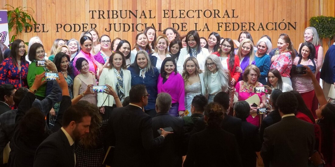 Durante el Conversatorio Mujeres, Música y Letras, la Ministra Yasmín Esquivel Mossa, magistradas e integrantes de la Sociedad de Autores y Compositores de México (SACM) hablaron de las conquistas de mujeres en la agenda social y musical.