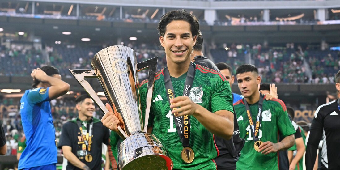 Diego Lainez celebra el título de la Copa Oro con la Selección Mexicana