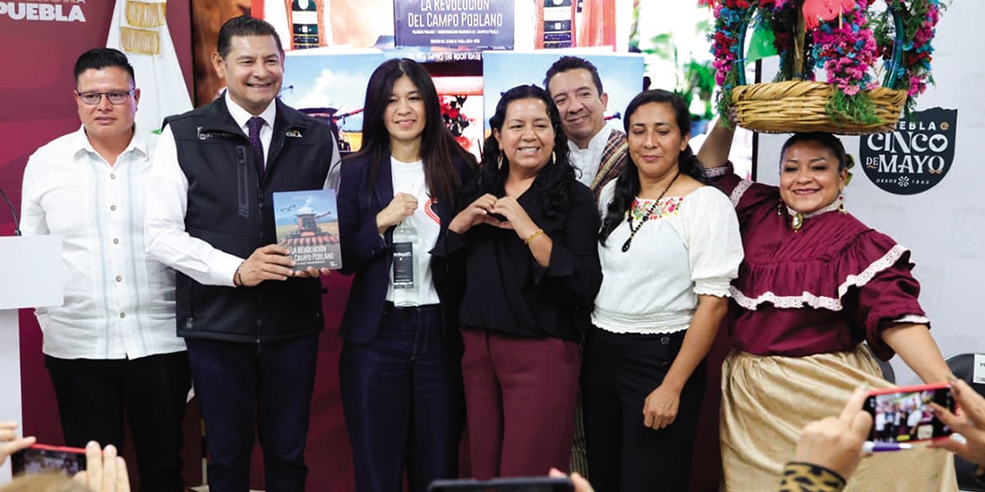 El gobernador Alejandro Armenta (2.o de izq. a der.), ayer, con productores.