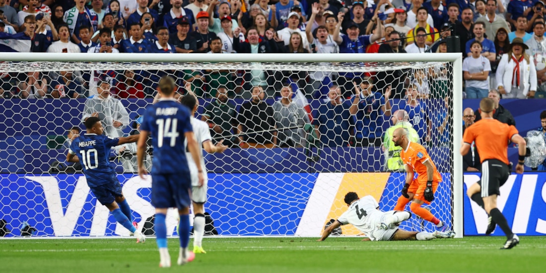 Kylian Mbappé logra doblete ante Irak.