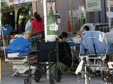 Personal del nosocomio atiende a pacientes en el estacionamiento la semana pasada, tras los daños que sufrió el inmueble por el sismo del 7 de septiembre.