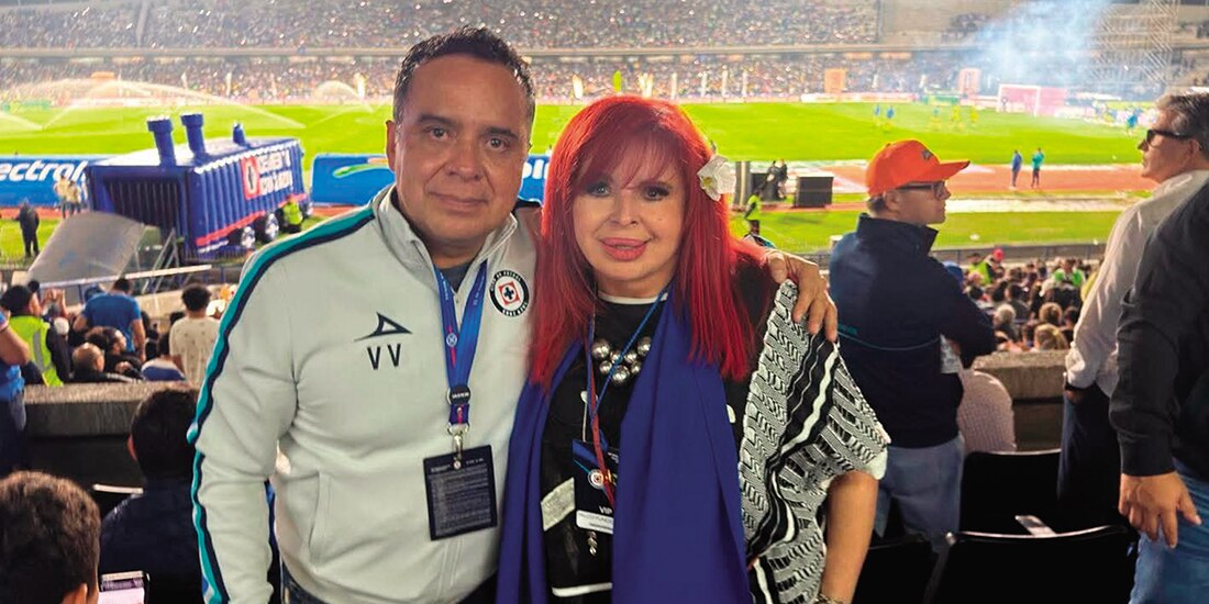 La gobernadora de Campeche, el sábado en la CDMX, en el partido entre América y Cruz Azul de la Liga Mx, con el presidente de La Máquina Víctor Velázquez.