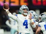 Dak Prescott (4), quarterback de los Cowboys de Dallas, lanza un pase durante la primera mitad del partido de la NFL en contra de los Falcons de Atlanta