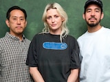 Joe Hahn, Emily Armstrong y Mike Shinoda de Linkin Park en sesión de fotos.