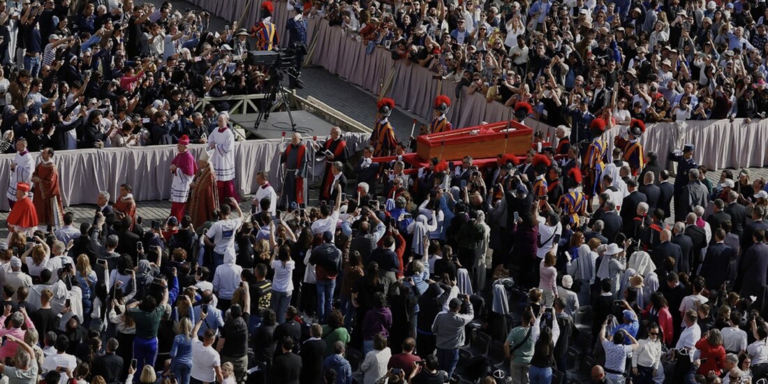 La gente rinde homenaje a Francisco, quien permanecerá en la Basílica de San Pedro tres días.