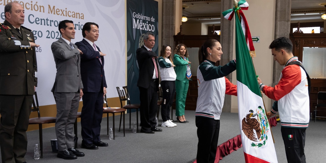 Juan Celaya recibe el lábaro patrio de parte de Claudia Sheinbaum en el abanderamiento de México de cara a los Juegos Centroamericanos y del Caribe.