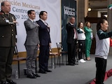 Juan Celaya recibe el lábaro patrio de parte de Claudia Sheinbaum en el abanderamiento de México de cara a los Juegos Centroamericanos y del Caribe.