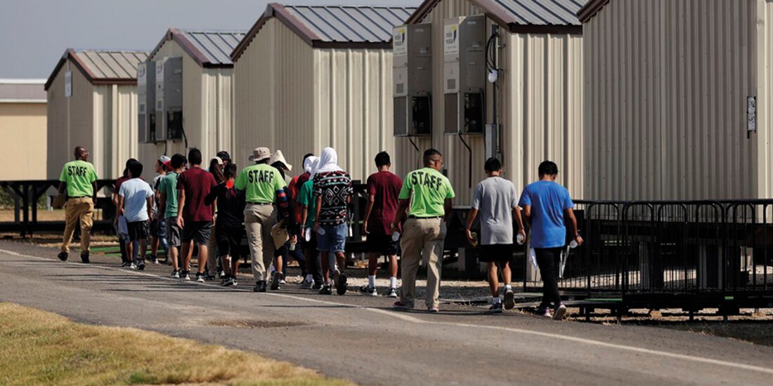 Personal de ICE traslada a niños arrestados, en Texas.