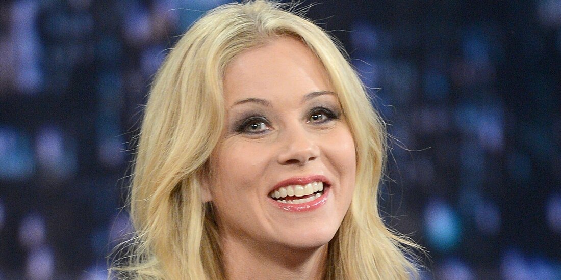 Christina Applegate tiene que usar pañales tras contagiarse de raro virus por comer heces fecales
