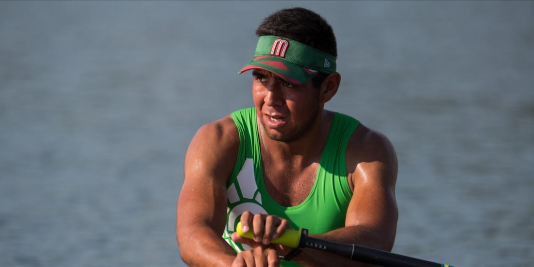 Juan Carlos Cabrera durante una competencia de remo.