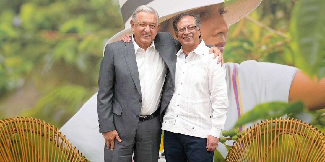 Gustavo Petro (der.) recibió en Cali al Presidente López Obrador (izq.), ayer.