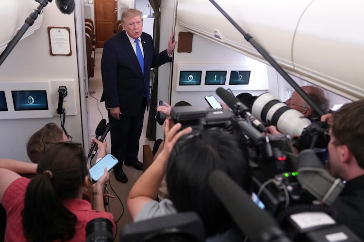 El presidente de Estados Unidos, Donald Trump, habla a la prensa en el Air Force One, el 2 de agosto de 2026.