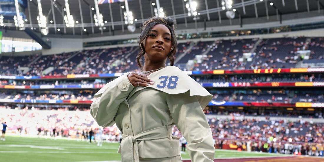 Simone Biles sorprendió con el atuendo con el que apoyó a su esposo Jonathan Owens en el juego entre Colts y Commanders en Londres.