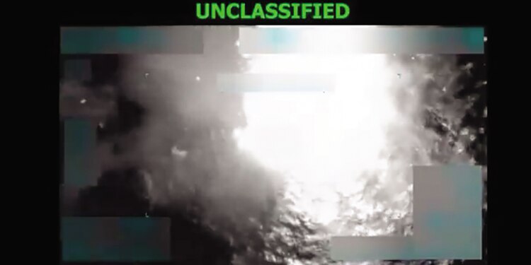 Momento en el que Estados Unidos ataca otra “narcolancha”, ahora en el océano Pacífico, ayer.