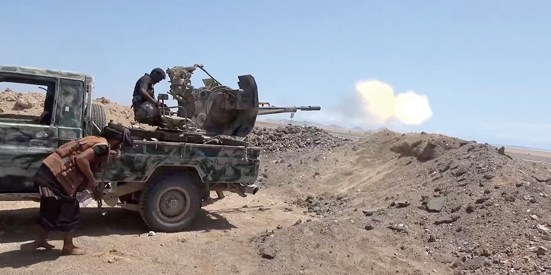 Un combatiente del gobierno yemení, respaldado por Arabia Saudí, dispara un arma contra los hutíes, ayer.