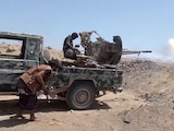 Un combatiente del gobierno yemení, respaldado por Arabia Saudí, dispara un arma contra los hutíes, ayer.