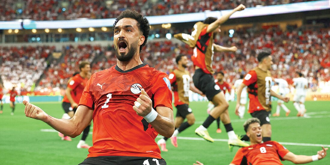 MOSTAFA ZICO festeja con sus compañeros el triunfo de los faraones, ayer.