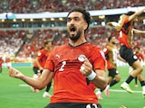 MOSTAFA ZICO festeja con sus compañeros el triunfo de los faraones, ayer.