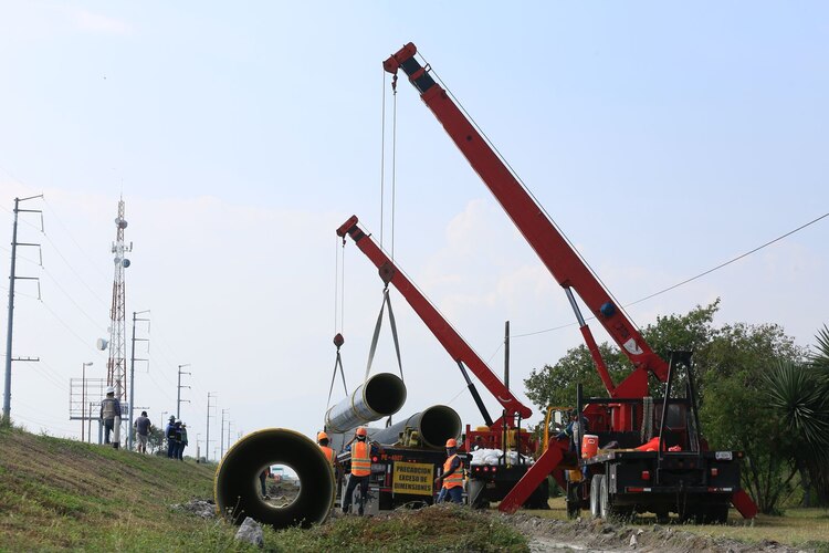 Trabajos de tubería en la segunda línea del Acueducto "Guadalupe Victoria".