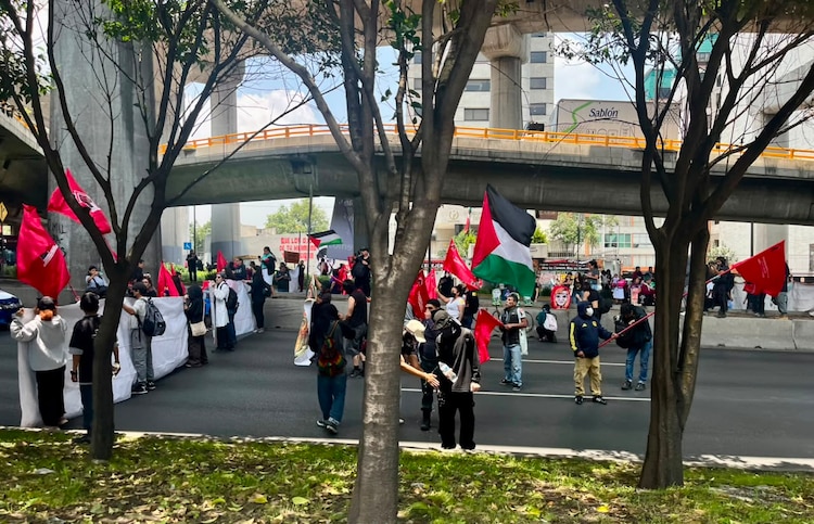 Manifestantes del colectivo Asamblea por el Común y Contra la Guerra bloquean Periférico Sur.