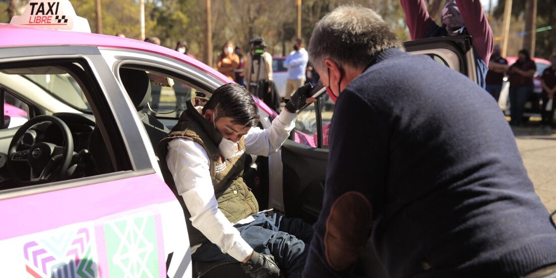 Algunos taxis tienen asiento giratorio para usuarios con necesidad especial.