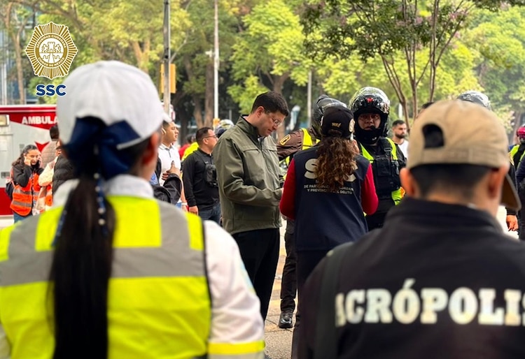 Autoridades capitalinas recorren Paseo de la Reforma para supervisar dispositivo de seguridad.