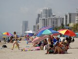 Las personas en Hollywood Beach durante la nueva pandemia, el jueves 2 de julio de 2020, en Florida.
